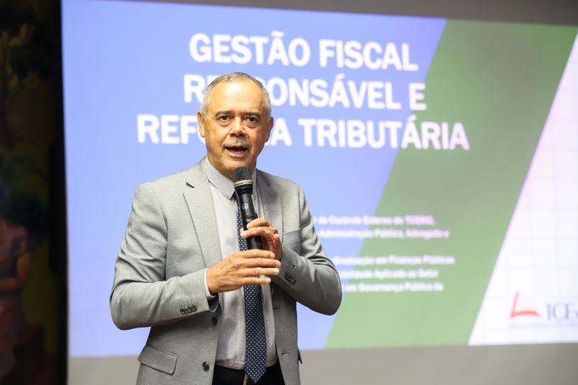 Reforma tribut&aacute;ria &eacute; foco da palestra do auditor do TCEMG, Marconi Augusto Fernandes - Foto: Veronica Manevy/TCEMG